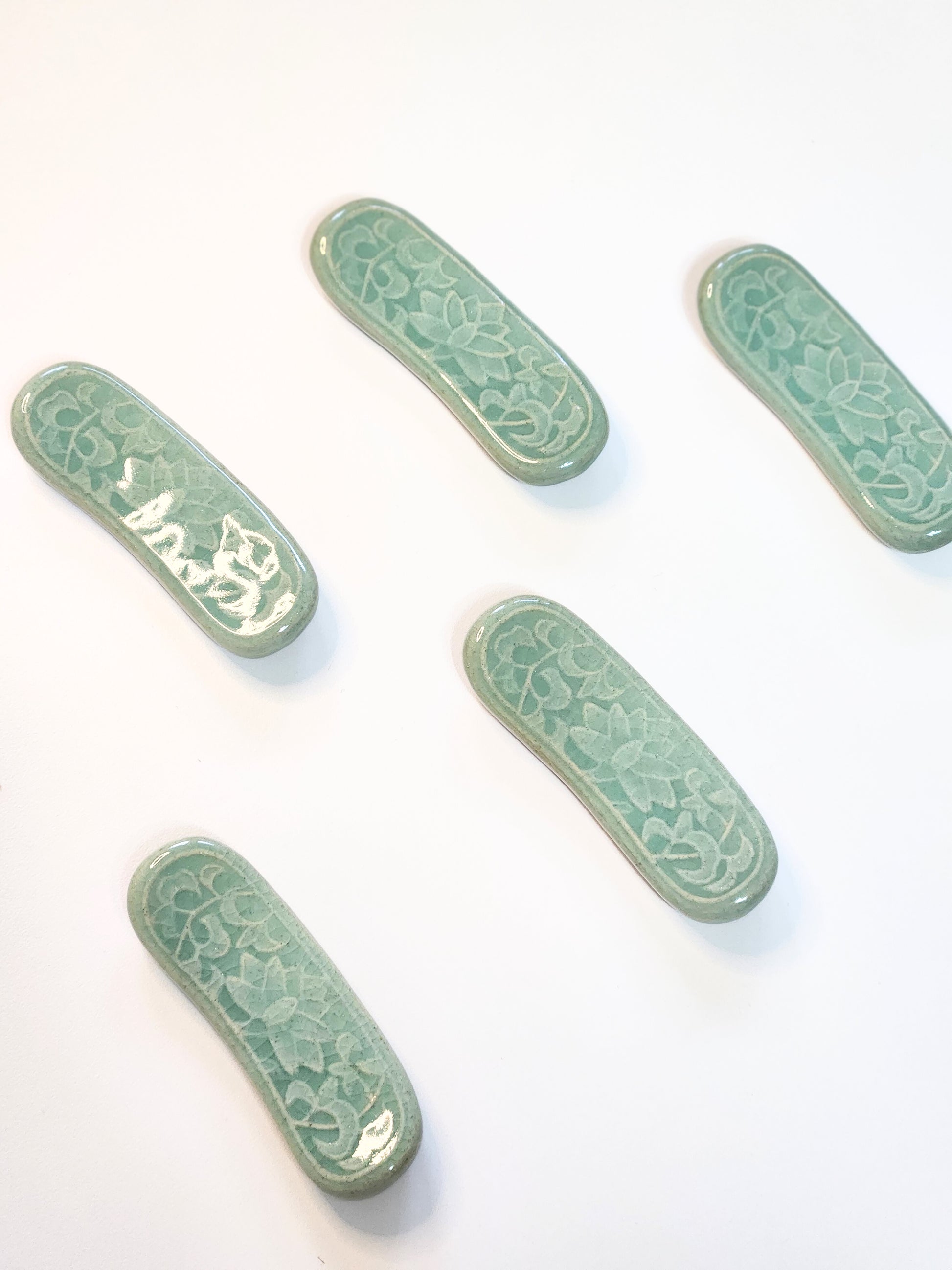 Celadon Arabesque Pattern Cutlery Spoon Chopsticks Rest Set (5P)