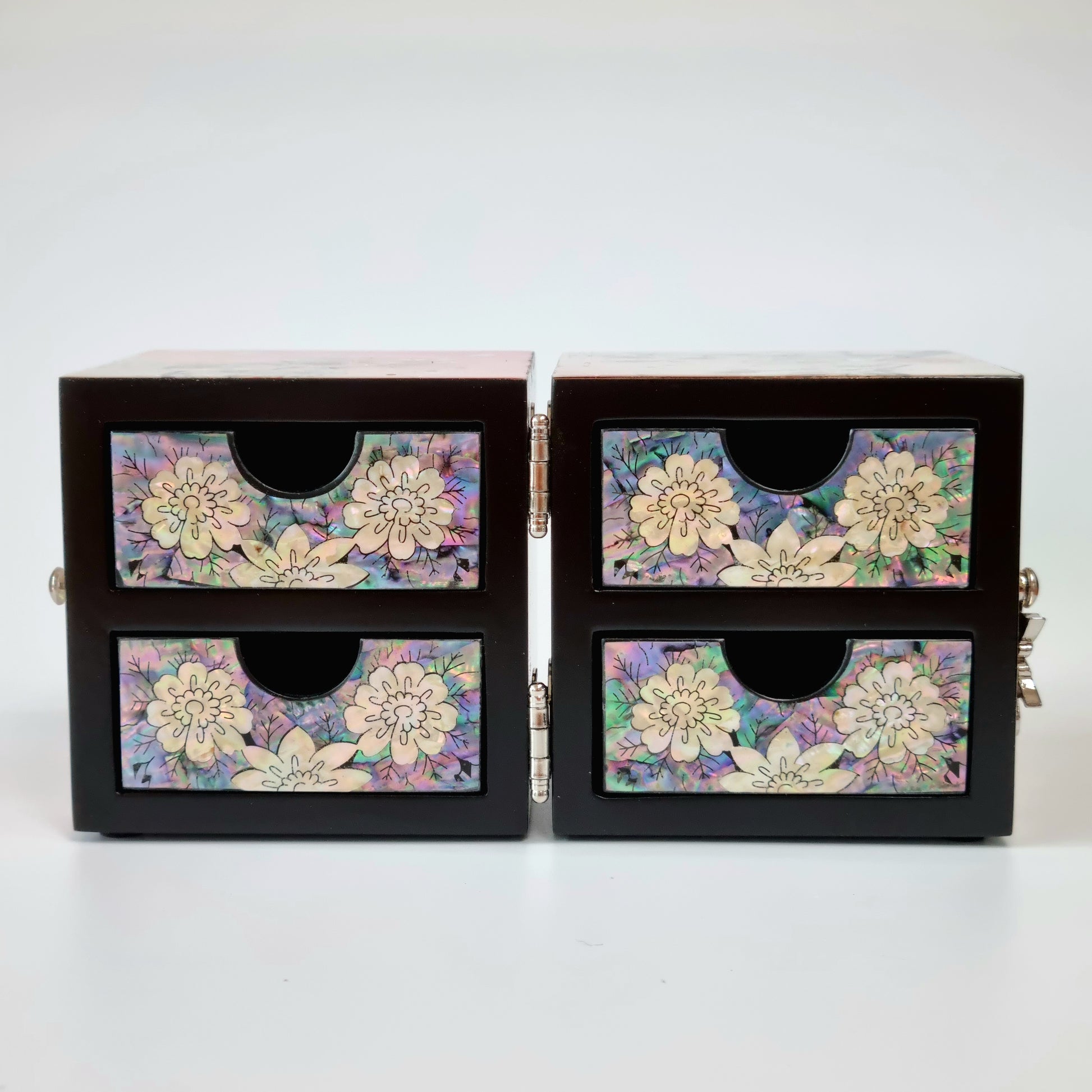 Korean plum blossom pink jewerly box made of mother of pearl with a spring feel