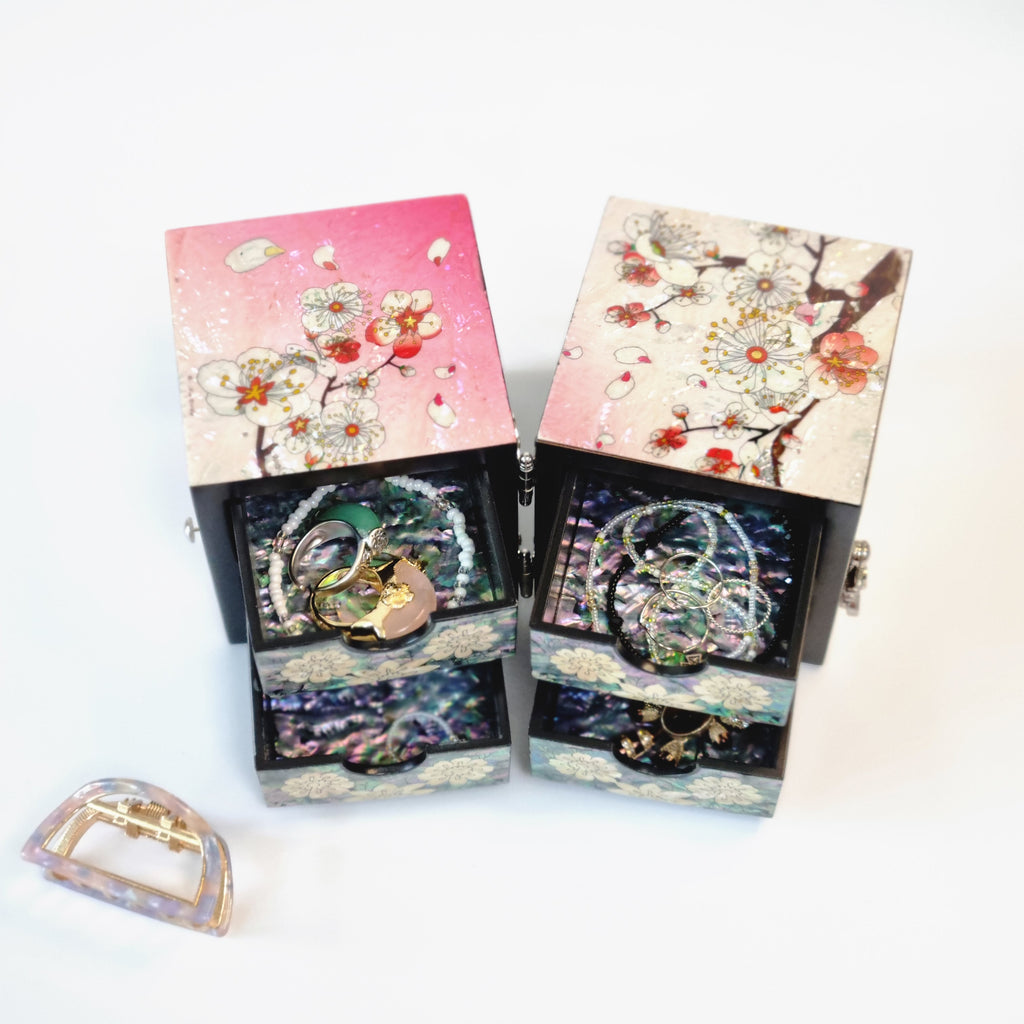 Korean plum blossom pink jewerly box made of mother of pearl with a spring feel