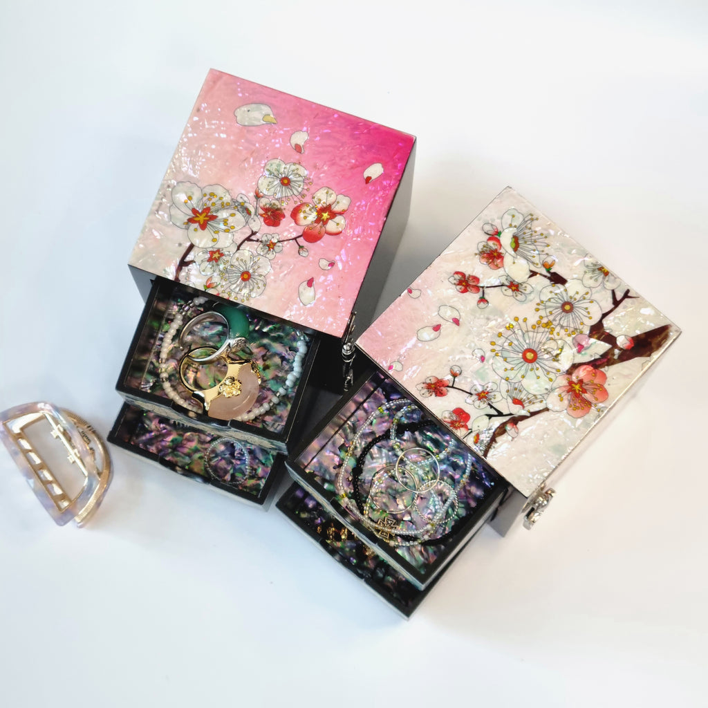 Korean plum blossom pink jewerly box made of mother of pearl with a spring feel