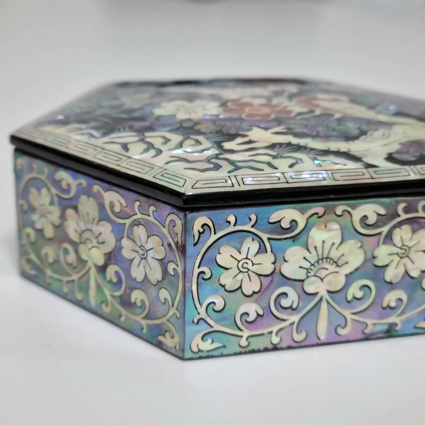 Korean Najeon lacquerware, mother of pearl hexagon box (small)